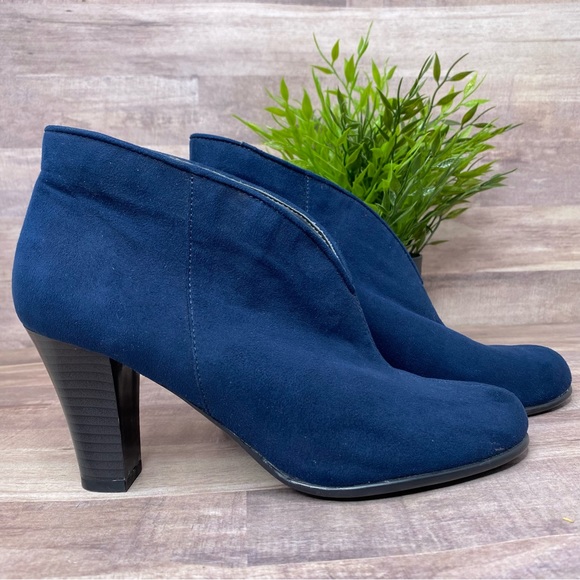 AEROSOLES Shoes - AEROSOLES “Winterstrole” Navy Blue Suede Ankle Booties - Size: 7M
